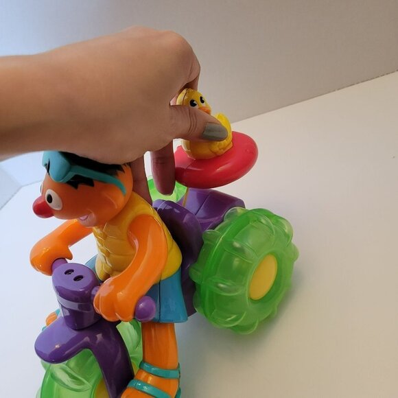 2001 Sesame Street Ernie's Splashing Fun Trike Rubber Ducky Water Toy Works - Picture 7 of 11